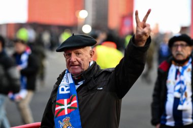Real Sociedad taraftarları UEFA Avrupa Ligi 'nde Old Trafford' a geldiler. Manchester United 'ın Real Sociedad' a karşı oynadığı son 16 maç Old Trafford, Manchester, Birleşik Krallık 'ta 13 Mart 2025