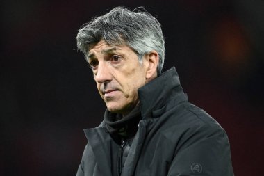 UEFA Avrupa Ligi 'nde 4-1 kaybettikten sonra üzgün bir Real Sociedad yöneticisi Manchester United ile Real Sociedad maçında 13 Mart 2025 tarihinde Old Trafford, Manchester, İngiltere' de karşılaştı.