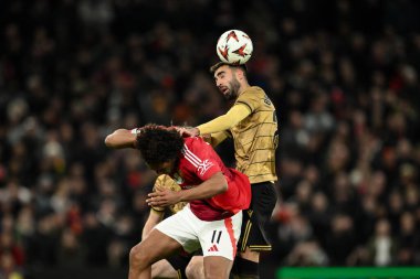 Real Sociedad 'dan Brais Mndez topu kazandı, ancak Manchester United' dan Joshua Zirkzee UEFA Avrupa Ligi 'nde faul yaptı. Son 16 maç Manchester United ile Real Sociedad maçında Old Trafford, Manchester, Birleşik Krallık, 13 Mart 2025