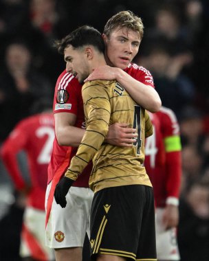 Manchester United 'dan Rasmus Hjlund, UEFA Avrupa Ligi' nde Real Sociedad 'dan Martn Zubimendi' yi kucaklıyor. Son 16 maç Manchester United - Real Sociedad maçında Old Trafford, Manchester, Birleşik Krallık, 13 Mart 2025