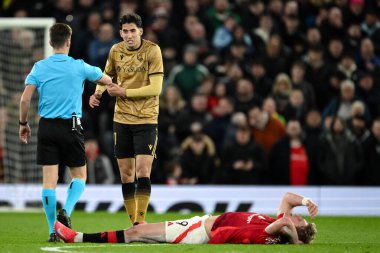 Hakem Benoit Bastien, Manchester United 'ın Real Sociedad' a karşı oynadığı 13 Mart 2025 'te oynanan UEFA Avrupa Ligi son 16 maçında Manchester United' dan Rasmus Hjlund 'a faul yaptıktan sonra Nayef Aguerd ile konuştu.