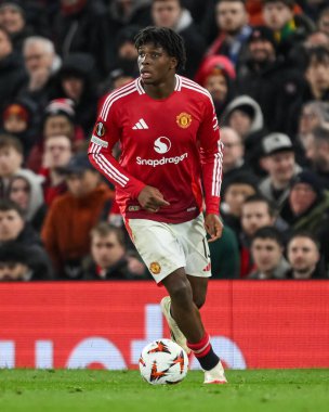 Manchester United takımından Patrick Dorgu, UEFA Avrupa Ligi son 16 maçında Manchester United ile Old Trafford, Manchester, Birleşik Krallık 'ta Real Sociedad maçında topla hareket halindeydi.