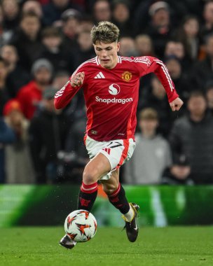 Manchester United takımından Alejandro Garnacho, 13 Mart 2025 tarihinde Old Trafford, Manchester, İngiltere 'de Manchester United ve Real Sociedad maçında topa vuruyor.