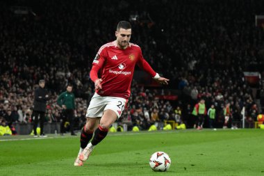 Manchester United takımından Diogo Dalot topu UEFA Avrupa Ligi 'nde son 16 maç Manchester United ile Old Trafford, Manchester, Birleşik Krallık' ta Real Sociedad maçında aldı.