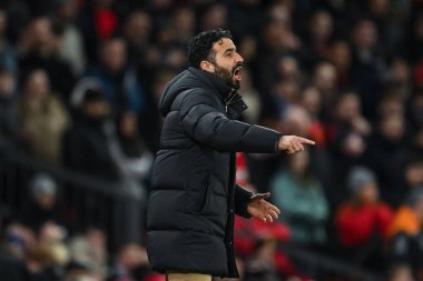 Manchester United takımının Ruben Amorim Menajeri UEFA Avrupa Ligi 'nde takım talimatlarını veriyor Son 16 maç Manchester United' ın Real Sociedad 'a karşı Old Trafford, Manchester, İngiltere' de, 13 Mart 2025