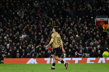 Real Sociedad 'dan Jon Mikel Aramburu, Manchester United' ın Old Trafford, Manchester United maçında Manchester United 'ın Real Sociedad' a karşı oynadığı UEFA Avrupa Ligi son 16 maçında Manchester United 'lı Patrick Dorgu' ya faul yaptığı için kırmızı kart aldıktan sonra sahadan ayrıldı.