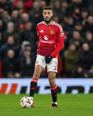 Manchester United takımından Noussair Mazraoui, UEFA Avrupa Ligi son 16 maçında Old Trafford, Manchester, İngiltere 'de Real Sociedad maçında topa vuruyor.