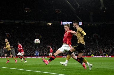 Real Sociedad 'dan Nayef Aguerd, UEFA Avrupa Ligi son 16 maç Manchester United - Real Sociedad maçında Manchester United' ın 13 Mart 2025 'te Old Trafford, Manchester, İngiltere' de yaptığı maçta topu Manchester United 'dan Rasmus Hjlund' a atıyor.