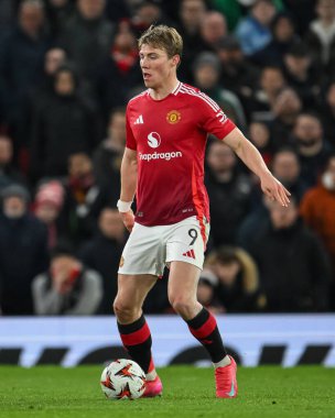 Manchester United takımından Rasmus Hjlund, 13 Mart 2025 tarihinde Old Trafford, Manchester, İngiltere 'de oynanan UEFA Avrupa Ligi son 16 maçında topa vurdu.