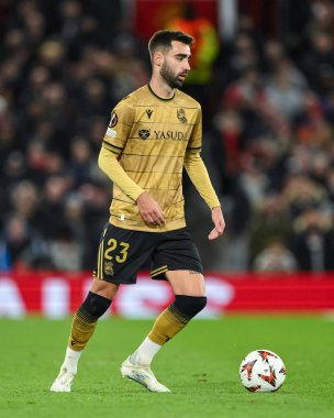 Real Sociedad 'dan Brais Mndez, UEFA Avrupa Ligi' nde son 16 maç Manchester United 'ın Real Sociedad' a karşı Old Trafford, Manchester, İngiltere 'de 13 Mart 2025' te oynadığı maçta topa ilk vuruşunu yaptı.