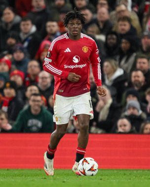 Manchester United takımından Patrick Dorgu, UEFA Avrupa Ligi son 16 maçında Manchester United ile Old Trafford, Manchester, Birleşik Krallık 'ta Real Sociedad maçında topla hareket halindeydi.