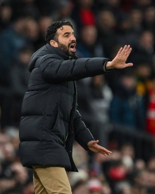 Manchester United takımının Ruben Amorim Menajeri UEFA Avrupa Ligi 'nde takım talimatlarını veriyor Son 16 maç Manchester United' ın Real Sociedad 'a karşı Old Trafford, Manchester, İngiltere' de, 13 Mart 2025