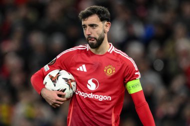Manchester United takımından Bruno Fernandes, UEFA Avrupa Ligi son 16 maçında Manchester United 'ın Real Sociedad' a karşı oynadığı Old Trafford, Manchester, İngiltere 'de 13 Mart 2025' te ikinci penaltısını aldı.