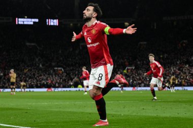 Manchester United 'dan Bruno Fernandes, 13 Mart 2025' te Old Trafford, Manchester, İngiltere 'de oynanan UEFA Avrupa Ligi son 16 maçında 3-1' lik galibiyetini kutluyor ve hat-trick yapıyor.