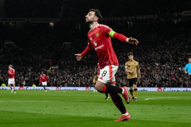 Manchester United 'dan Bruno Fernandes, 13 Mart 2025' te Old Trafford, Manchester, İngiltere 'de oynanan UEFA Avrupa Ligi son 16 maçında 3-1' lik galibiyetini kutluyor ve hat-trick yapıyor.