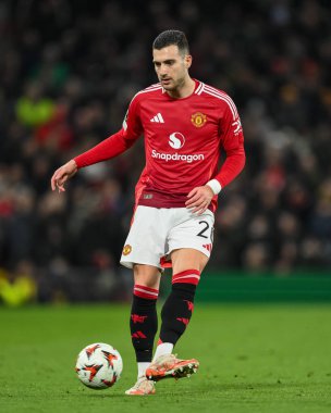 Manchester United takımından Diogo Dalot topu UEFA Avrupa Ligi 'nde son 16 maç Manchester United' ın Old Trafford, Manchester, Birleşik Krallık 'ta Real Sociedad' a karşı oynadığı maçta pas attı.