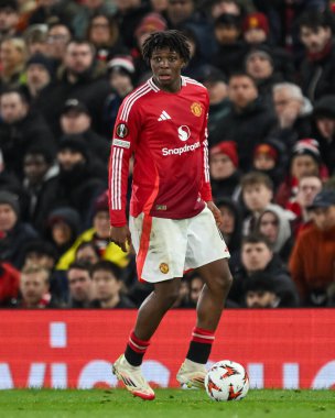 Manchester United takımından Patrick Dorgu, UEFA Avrupa Ligi son 16 maçında Manchester United ile Old Trafford, Manchester, Birleşik Krallık 'ta Real Sociedad maçında topla hareket halindeydi.