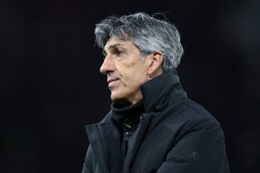 UEFA Avrupa Ligi 'nde 4-1 kaybettikten sonra üzgün bir Real Sociedad yöneticisi Manchester United ile Real Sociedad maçında 13 Mart 2025 tarihinde Old Trafford, Manchester, İngiltere' de karşılaştı.