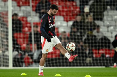 Manchester United 'dan Bruno Fernandes, UEFA Avrupa Ligi' nin son 16 maçında Manchester United 'ın Real Sociedad' a karşı Old Trafford, Manchester, Birleşik Krallık 'ta 13 Mart 2025' te oynanan maç öncesi ısınma maçında