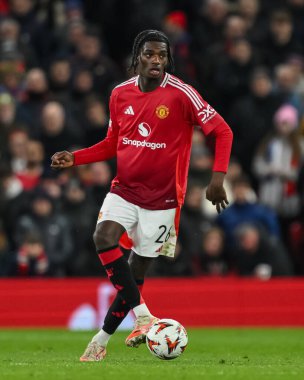 Manchester Cenneti United, 13 Mart 2025 'te Old Trafford, Manchester, İngiltere' de Manchester United ve Real Sociedad maçında topa vuruyor.