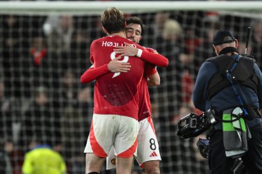 Manchester United takımından Rasmus Hjlund, Manchester United 'ın 13 Mart 2025 tarihinde Old Trafford, Manchester' da oynanan UEFA Avrupa Ligi son 16 maçında hat-trick gol kahramanı Bruno Fernandes 'i kucakladı.