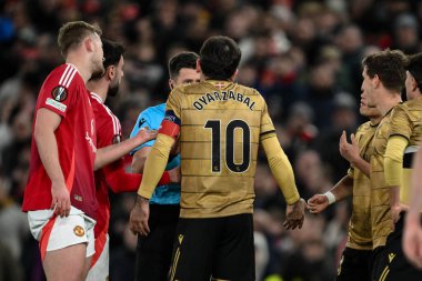 Mikel Oyarzabal, Real Sociedad 'dan Jon Mikel Aramburu' nun kırmızı kartını UEFA Avrupa Ligi son 16 maçında Benoit Bastien 'e karşı Manchester United' ın Real Sociedad 'a karşı 13 Mart 2025' te Old Trafford, Manchester, İngiltere 'de oynadığı maçta hakem olmaya çağırıyor.