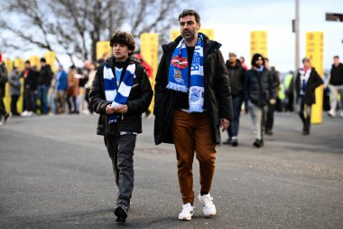 Real Sociedad taraftarları UEFA Avrupa Ligi 'nde Old Trafford' a geldiler. Manchester United 'ın Real Sociedad' a karşı oynadığı son 16 maç Old Trafford, Manchester, Birleşik Krallık 'ta 13 Mart 2025