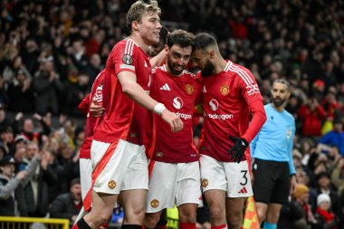 Manchester United 'dan Bruno Fernandes, 13 Mart 2025' te Old Trafford, Manchester, İngiltere 'de oynanan UEFA Avrupa Ligi son 16 maçında 3-1' lik galibiyetini kutluyor ve hat-trick yapıyor.