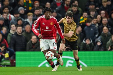 Manchester United takımından Patrick Dorgu, UEFA Avrupa Ligi 'nde son 16 maç Manchester United ile Old Trafford, Manchester, İngiltere' de oynanan 13 Mart 2025 'te Real Sociedad maçında topa vuruyor.