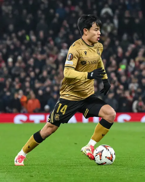 Real Sociedad 'dan Takefusa Kubo, UEFA Avrupa Ligi' nde son 16 maç Manchester United 'ın Real Sociedad' a karşı Old Trafford, Manchester, İngiltere 'de 13 Mart 2025' te oynadığı maçta topa ilk vuruşunu yaptı.