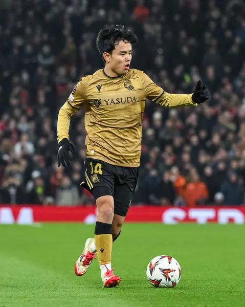 Real Sociedad 'dan Takefusa Kubo, UEFA Avrupa Ligi' nde son 16 maç Manchester United 'ın Real Sociedad' a karşı Old Trafford, Manchester, İngiltere 'de 13 Mart 2025' te oynadığı maçta topa ilk vuruşunu yaptı.