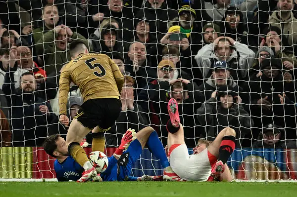 Real Sociedad 'dan Igor Zubeldia ve Alejandro Remiro Manchester United' dan Rasmus Hjlund 'u yakaladı ve 15 Mart 2025 tarihinde Manchester United' ın Old Trafford, Manchester 'da oynadığı Real Sociedad maçında ceza verdi.