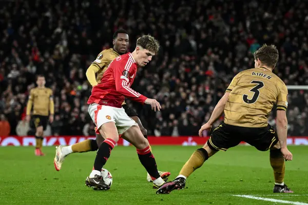 Manchester United 'dan Alejandro Garnacho, Real Sociedad' dan Aihen Muoz, UEFA Avrupa Ligi 'nde son 16 maç Manchester United' ın Real Sociedad 'a karşı Old Trafford, Manchester, Birleşik Krallık' ta 13 Mart 2025 'te oynadığı maçta baskı yapıyor.