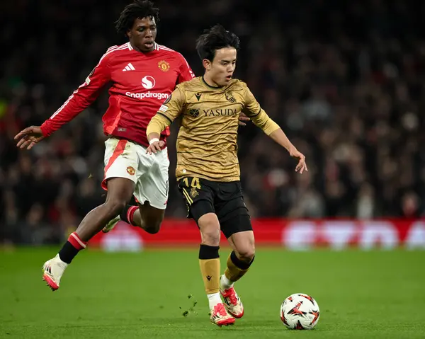 Real Sociedad 'dan Takefusa Kubo, UEFA Avrupa Ligi' nden Patrick Dorgu 'yu 13 Mart 2025' te Old Trafford, Manchester, İngiltere 'de Manchester United - Real Sociedad maçında geçti.