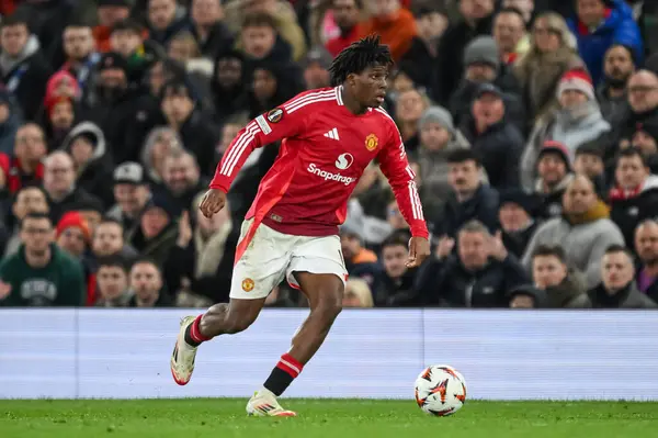 Manchester United takımından Patrick Dorgu, UEFA Avrupa Ligi 'nde son 16 maç Manchester United ile Old Trafford, Manchester, İngiltere' de oynanan 13 Mart 2025 'te Real Sociedad maçında topa vuruyor.