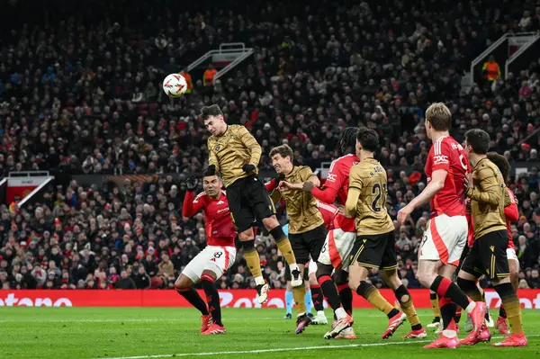 Real Sociedad 'dan Martn Zubimendi, UEFA Avrupa Ligi' nde son 16 maç Manchester United 'ın Real Sociedad' a karşı Old Trafford, Manchester, Birleşik Krallık 'ta 13 Mart 2025' te oynadığı maçta defans sahasında topu temizledi.