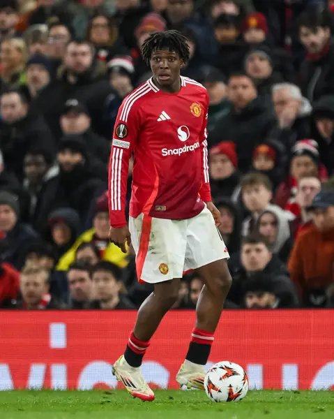 Manchester United takımından Patrick Dorgu, UEFA Avrupa Ligi son 16 maçında Manchester United ile Old Trafford, Manchester, Birleşik Krallık 'ta Real Sociedad maçında topla hareket halindeydi.