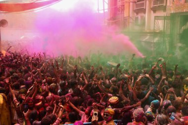 İnsanlar 14 Mart 2025 'te Hindistan' ın Kolkata kentinde düzenlenen yıllık Holi festivalini kutluyor. Hindu Holi festivali Hindistan 'da akla gelebilecek en vahşi, en gürültülü ve en renkli kutlamayı gerçekleştiriyor. 