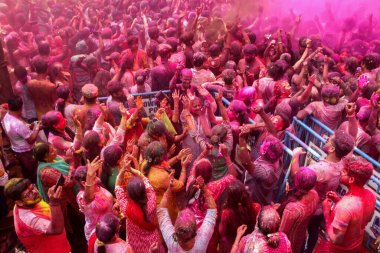 İnsanlar 14 Mart 2025 'te Hindistan' ın Kolkata kentinde düzenlenen yıllık Holi festivalini kutluyor. Hindu Holi festivali Hindistan 'da akla gelebilecek en vahşi, en gürültülü ve en renkli kutlamayı gerçekleştiriyor. 