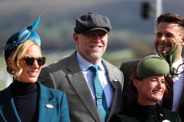 Mike Tindall eski Rugby oyuncusu ve Zara Tindall İngiliz binicisi ve Kraliyet Ailesi üyesi Cheltenham Festivali 2025 Altın Kupa Günü öncesinde Cheltenham Hipodromu, Cheltenham, Birleşik Krallık, 14 Mart 2025