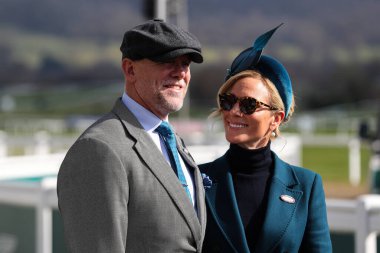 Mike Tindall eski Rugby oyuncusu ve Zara Tindall İngiliz binici ve Kraliyet Ailesi üyesi Cheltenham, Cheltenham Yarış Pisti, Cheltenham, Birleşik Krallık, 14 Mart 202 'de 2025 Altın Kupa Festivali öncesinde geldiler.