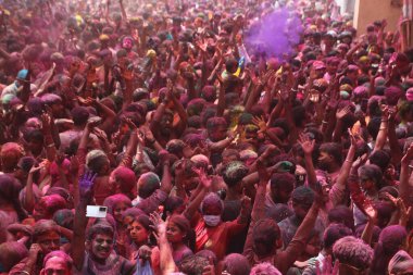 İnsanlar 14 Mart 2025 'te Hindistan' ın Kolkata kentinde düzenlenen yıllık Holi festivalini kutluyor. Hindu Holi festivali Hindistan 'da akla gelebilecek en vahşi, en gürültülü ve en renkli kutlamayı gerçekleştiriyor. 
