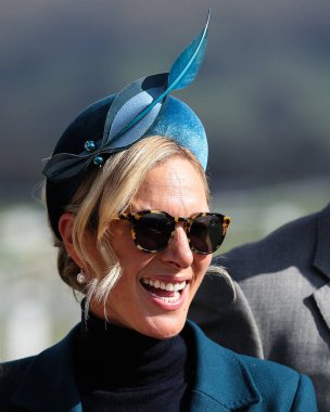 Zara Tindall İngiliz binicisi ve Kraliyet Ailesi üyesi Cheltenham Festivali 2025 Altın Kupa Günü 'nden önce Cheltenham Yarış Pisti, Cheltenham, Birleşik Krallık' a geldiler.