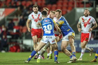 St. Helens 'ten Jake Wingfield, Leeds Rhinos' tan Jack Sinfield ve Leeds Rhinos 'tan Cooper Jenkins tarafından oynanan Betfred Challenge Kupası maçı sırasında Wicked Stadyumu, St Helens, St Helens, İngiltere, 14 Mart 2025' te oynanan Wicked Stadyumu 'nda yenildi.