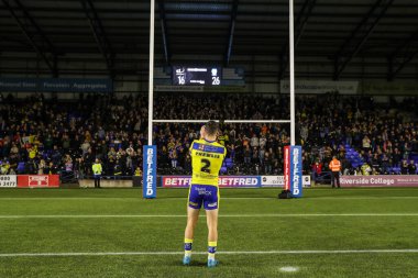 Warrington Wolves 'tan Josh Thewlis, 15 Mart 2025' te İngiltere 'nin Widnes Stadyumu' nda oynanan Betfred Challenge Cup maçı sonrasında gezgin taraftarları alkışlıyor.