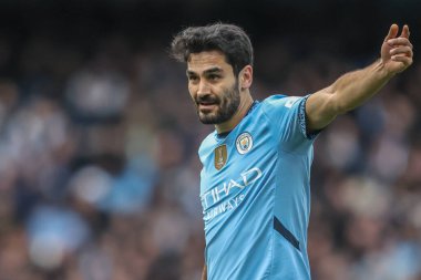 Manchester City 'den Kay Gndoan, 15 Mart 2025 tarihinde Etihad Stadyumu' nda Manchester City, Brighton ve Hove Albion 'a karşı oynanan Premier League maçında takım talimatlarını veriyor.