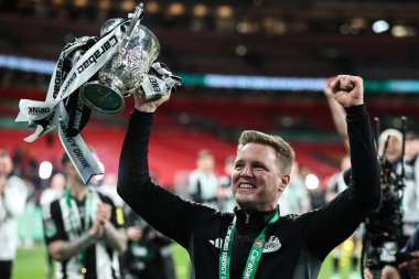 Newcastle United takımının teknik direktörü Eddie Howe, 16 Mart 2025 'te Wembley Stadyumu' nda Liverpool ile Newcastle United arasındaki Carabao Kupası final maçını kazanmasını kutluyor.