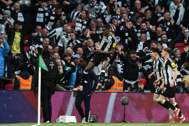 Newcastle United 'tan Alexander Isak, 16 Mart 2025' te Wembley Stadyumu 'nda oynanan Carabao Kupası final maçında 0-2' lik galibiyetini kutluyor.