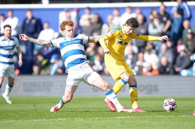 Queens Park Korucuları 'ndan Jack Colback, Leeds United takımından Brenden Aaronson' ın 15 Mart 2025 'te Londra' daki Kiyan Prince Vakfı Stadyumu 'nda Queens Park Rangers vs Leeds United' a karşı oynadığı maçta atışını durdurdu.