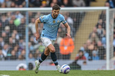 Manchester City 'den Rben Dias, 15 Mart 2025 tarihinde Etihad Stadyumu' nda Manchester City ve Hove Albion 'a karşı oynanan Premier Lig karşılaşmasında topu aldı.